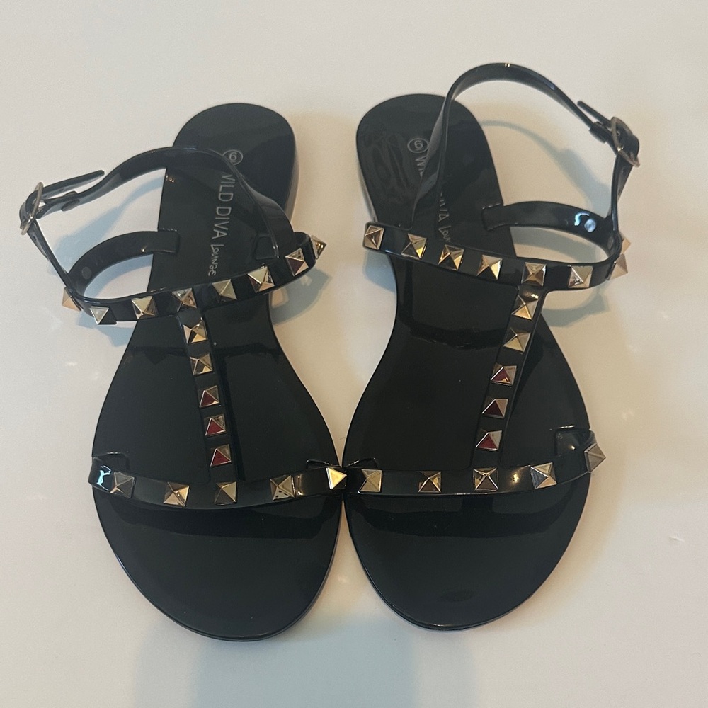 Wild Diva Black Patent Gold Studded T-Strap Sandals Comfy Summer Shoes Casual 7